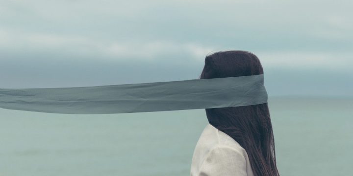 Con los ojos en las manos